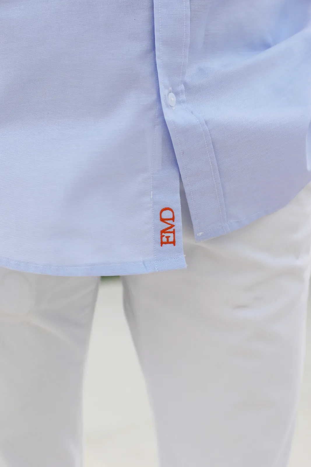 CAMISA BÁSICA AZUL CELESTE TRIÁNGULO - Imagen 3
