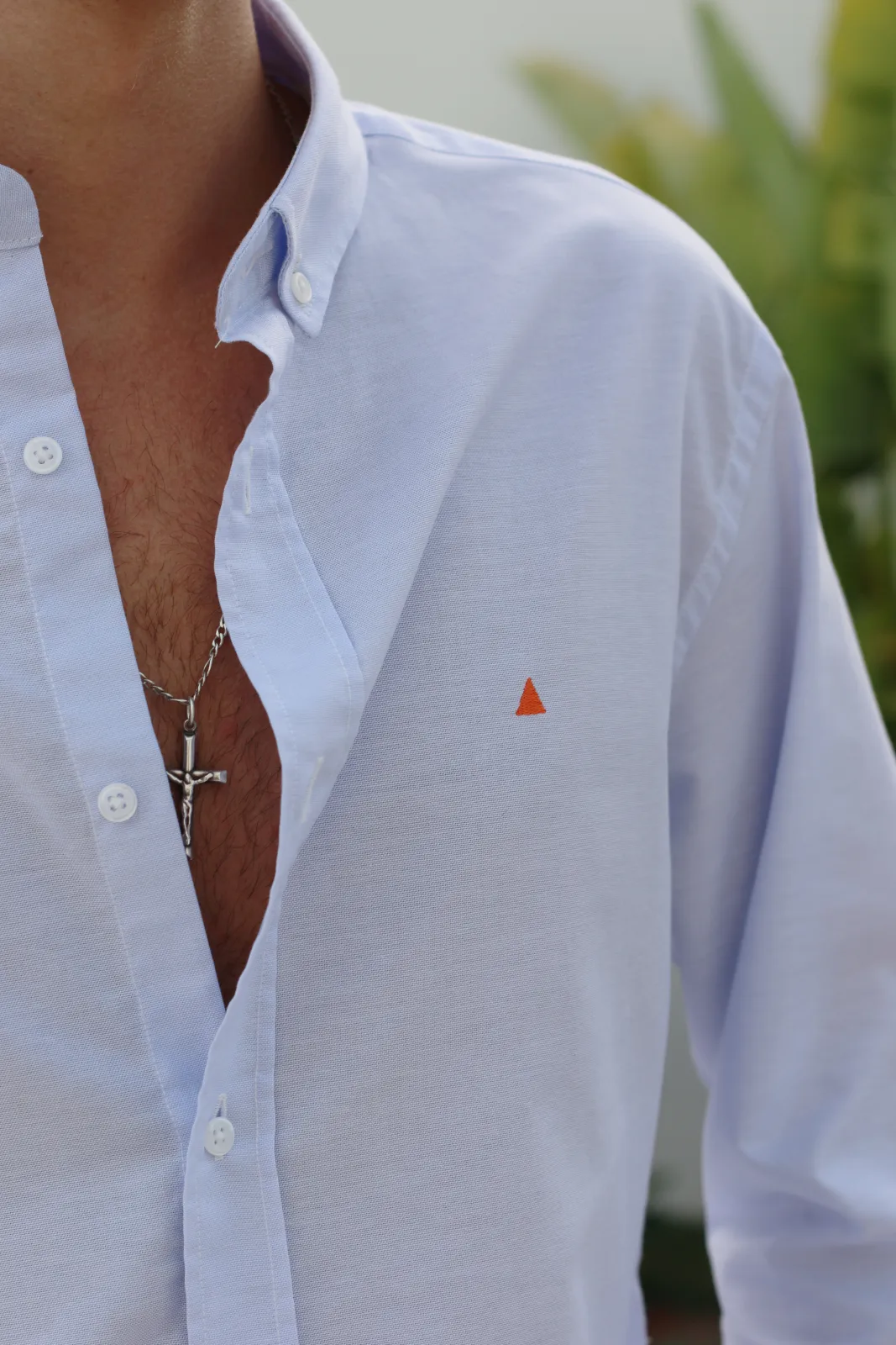 CAMISA BÁSICA AZUL CELESTE TRIÁNGULO - Imagen 2