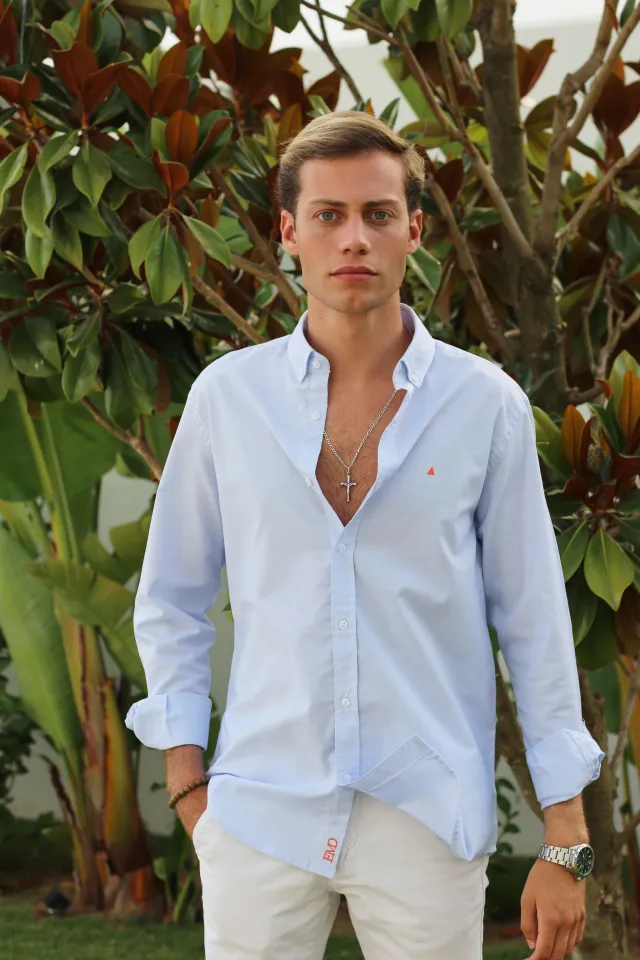 CAMISA BÁSICA AZUL CELESTE TRIÁNGULO