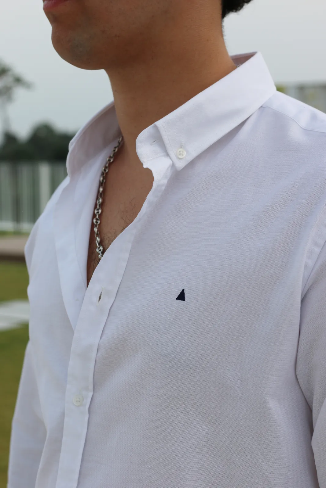 CAMISA BÁSICA BLANCA TRIÁNGULO - Imagen 2