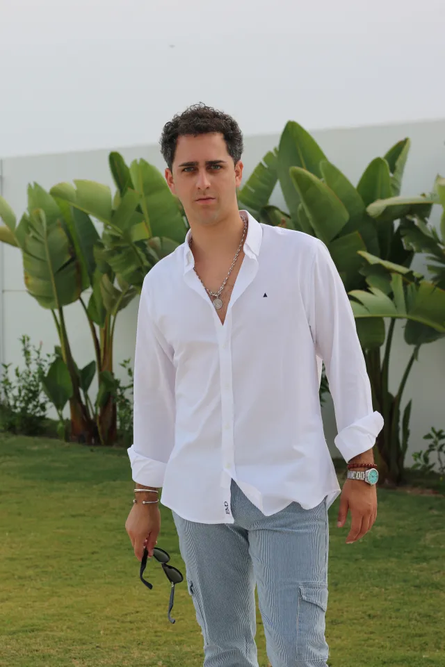 CAMISA BÁSICA BLANCA TRIÁNGULO