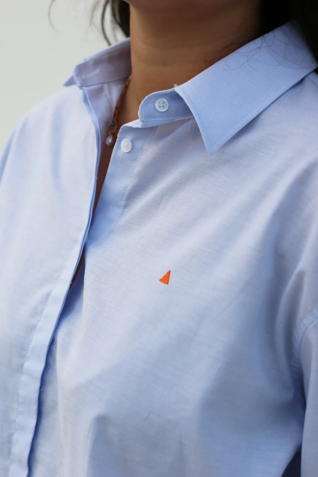 CAMISA OVERSIZE AZUL CELESTE TRIÁNGULO - Imagen 2