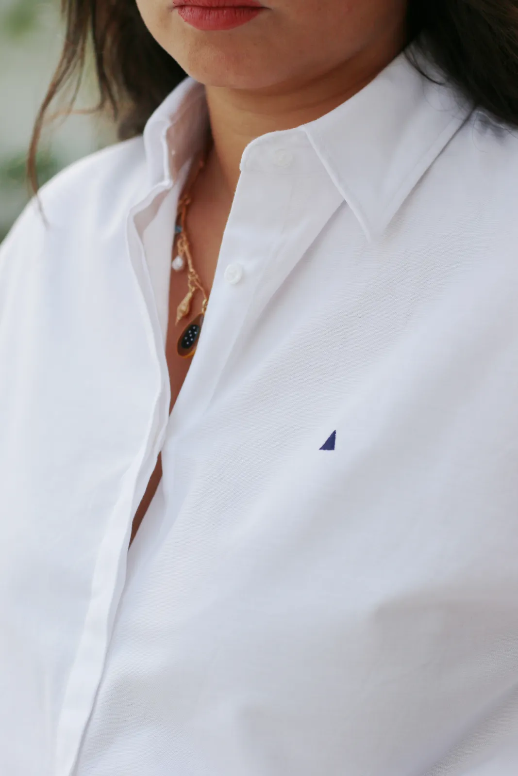 CAMISA OVERSIZE BLANCA TRIÁNGULO - Imagen 2