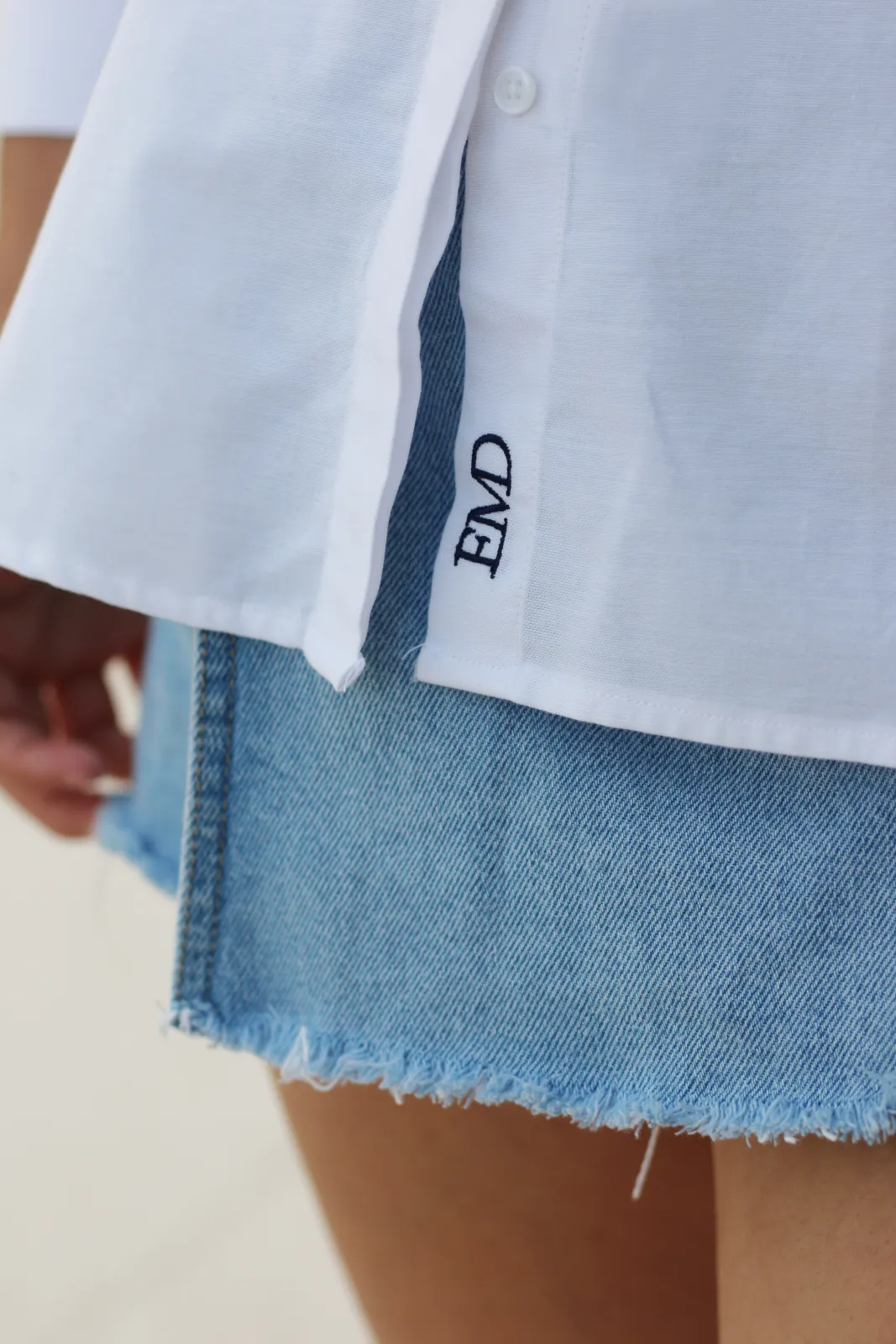 CAMISA OVERSIZE BLANCA TRIÁNGULO - Imagen 3