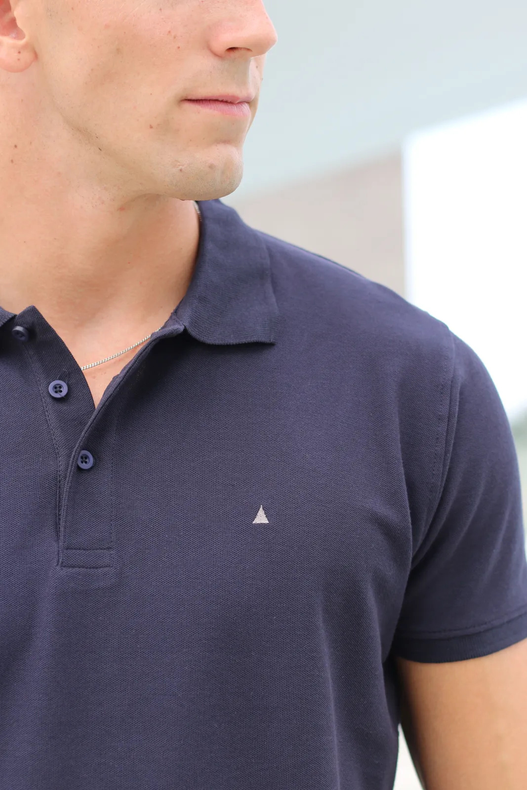 POLO BÁSICO AZUL MARINO TRIÁNGULO - Imagen 2