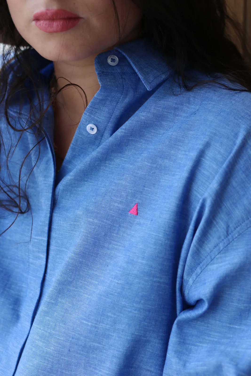 CAMISA OVERSIZE LINO AZUL TRIÁNGULO - Imagen 2