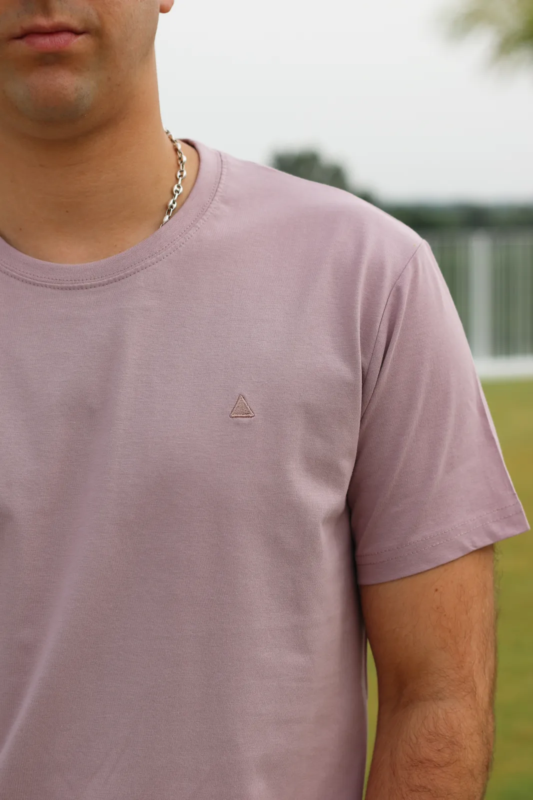 CAMISETA BÁSICA MALVA TRIÁNGULO - Imagen 2