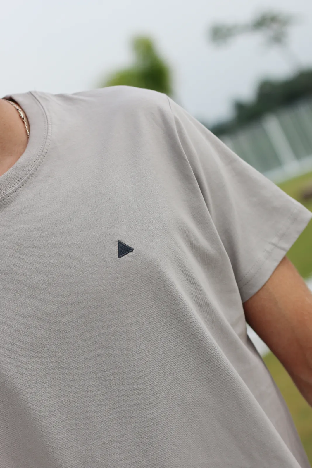 CAMISETA BÁSICA GRIS TRIÁNGULO - Imagen 2