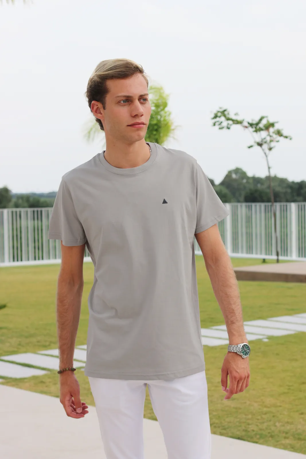 CAMISETA BÁSICA GRIS TRIÁNGULO
