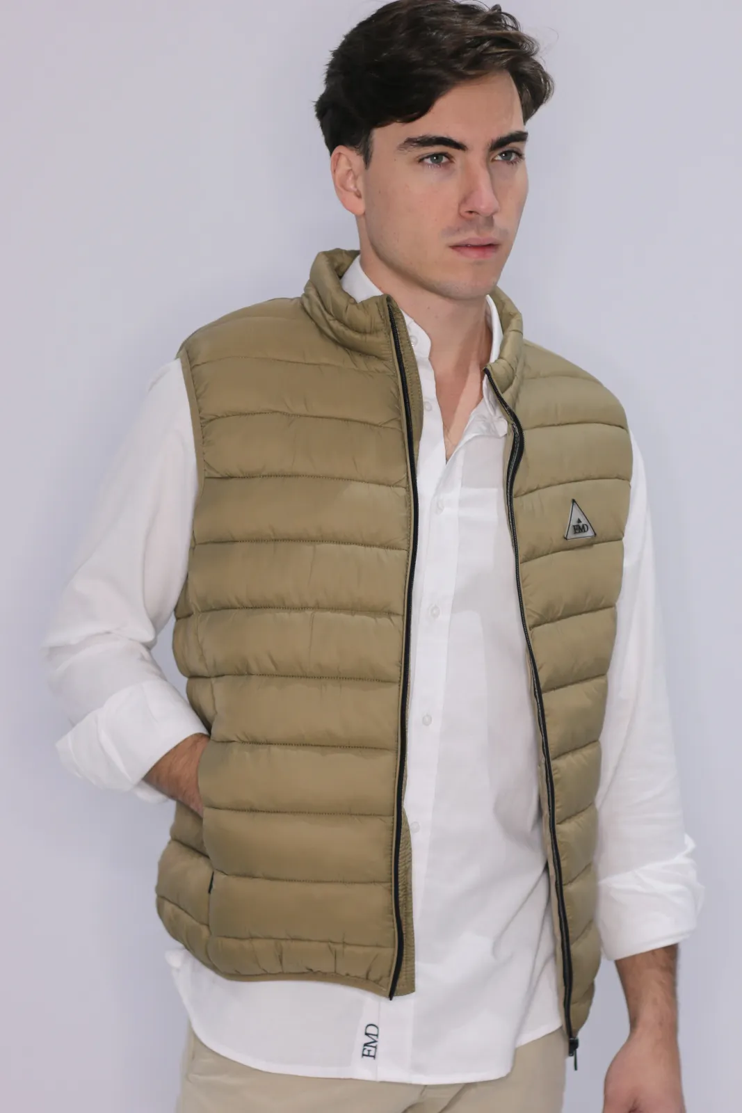 CHALECO BEIGE TRIÁNGULO ENGOMADO