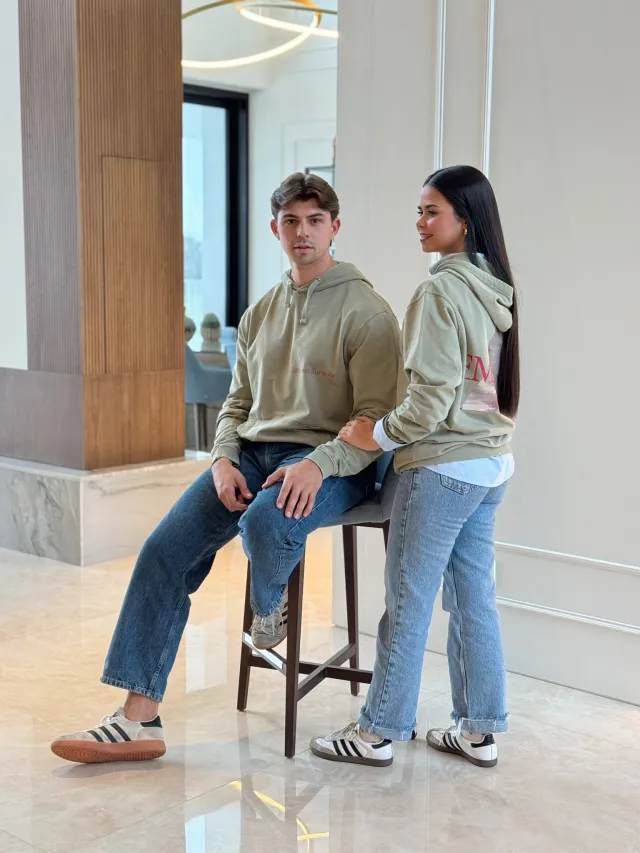 SUDADERA TRIÁNGULO CON CAPUCHA CAQUI